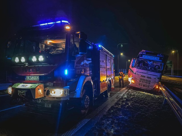 Niebezpieczne zdarzenie w godzinach nocnych na trasie S61 ViaBaltica. Obcokrajowiec wjechał do rowu i uszkodził około 100 metrów barier ochronnych.
