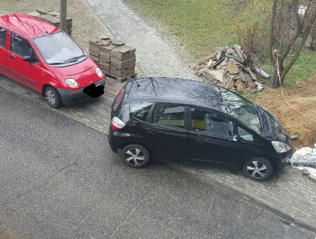 Tak zaparkował autodrań przy Wyszyńskiego 43