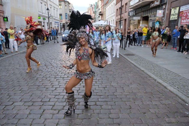 Marzyliście kiedyś o namiastce Rio de Janeiro w Toruniu? I stało się! W sobotę wieczorem ulicami Torunia przeszła kolorowa brazylijska parada. A wszystko w ramach Brasil Show Toruń organizowanego przez Cubano Club. Zobaczcie co się działo! Polecamy: TOP 15. Gdzie najlepiej zorganizować osiemnastkę?