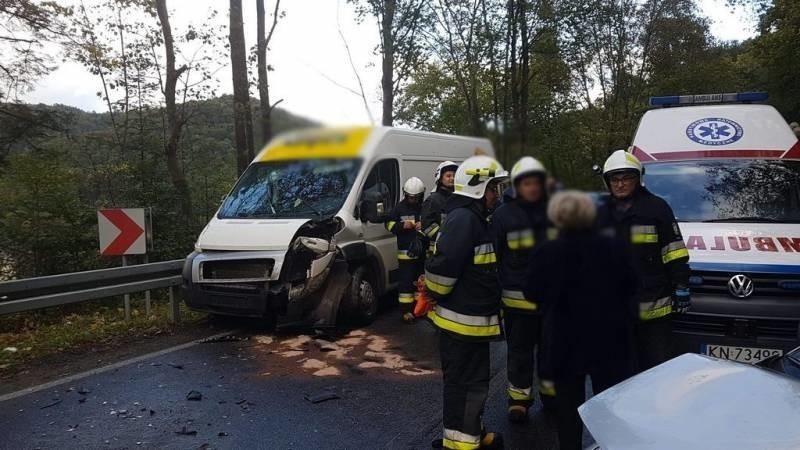 Rozbite auta zablokowały drogę w dolinie Popradu. Trzy osoby zostały ranne