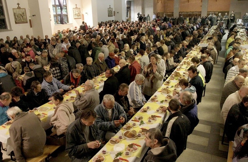 Gdynia: Śniadanie dla osób potrzebujących u o. Franciszkanów [ZDJĘCIA]