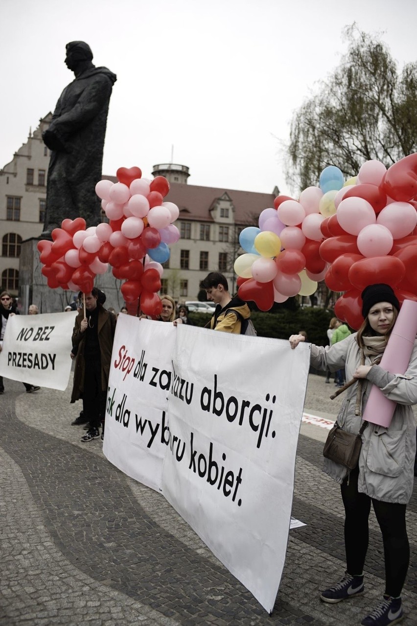 Manifestacja na placu Mickiewicza: "Stop dla zakazu aborcji....