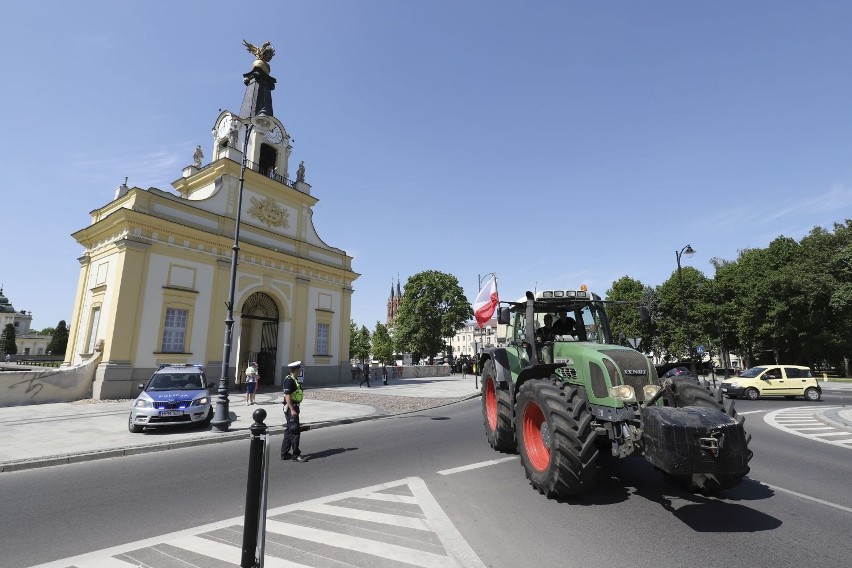 Białystok. Protest podlaskich rolników. Nowe znaki uniemożliwiły dojazd (zdjęcia,wideo)