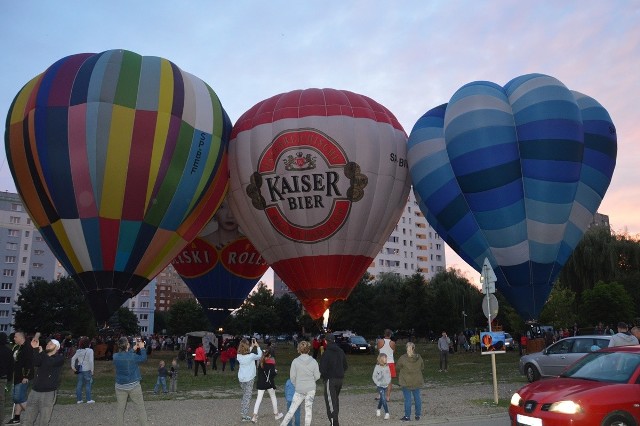 Olbrzymie balony wypełnione ogrzanym powietrzem wzniosły się wśród bloków mieszkalnych