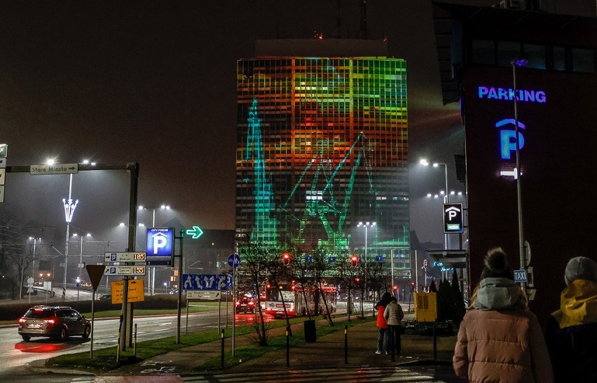 Wirujące piętra „Zieleniaka”, strzelający szampan i życzenia na fasadzie. Niesamowity sylwestrowy spektakl mappingu w Gdańsku 