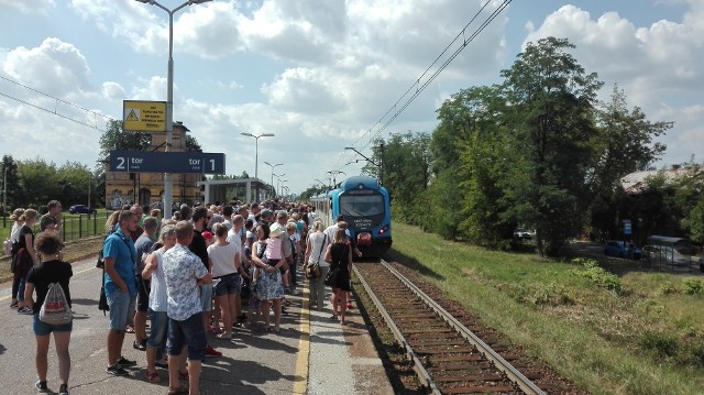 1. Koleje Śląskie, które nie przewiozły wszystkich na defiladę wojskowa 15 sierpnia. Potencjalnie dobrze wymyślona akcja z darmowymi dowozami do Katowic zakończyła się skandalem. Bo chętnych ludzi było za dużo, a składów za mało. Wielu zostało na peronach. Koleje przepraszały, urząd marszałkowski niemrawo tłumaczył, pozostały ogromne pretensje. Przy okazji defilady widać, że organizatorzy nie spodziewali się aż takiego sukcesu frekwencyjnego. Wielu chętnych zostało po tej stronie alei Roździeńskiego, z której nic nie było widać, wielu nie udało się wejść na piknik militarny, po imprezie narzekali, że nie było gdzie czegoś zjeść - no i wrócić do domu.