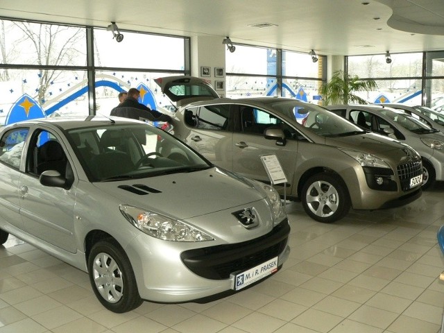 W większości salonów, tak jak w Peugeocie dostępne są jeszcze modele aut z 2009 roku, oferowane w atrakcyjnych cenach.