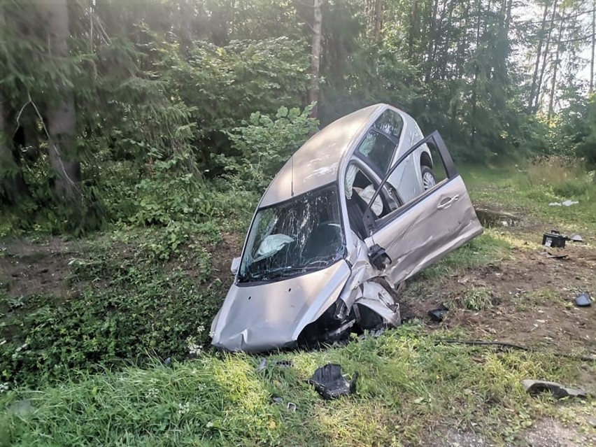 Wypadek na trasie Widły - Żednia. Samochód wpadł do rowu....