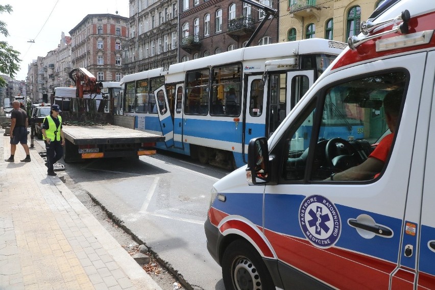 Wypadek na Traugutta. Dźwig wyrwał drzwi tramwaju (ZDJĘCIA)