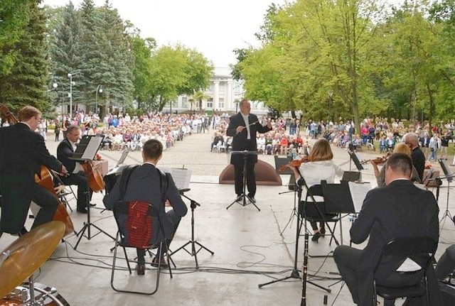 15 sierpnia 2020 r. w inowrocławskim Parku Solankowym wystąpi w repertuarze patriotycznym znana i lubiana Orkiestra Salonowa "Moderato" pod dyr. Orlina Bebenowa