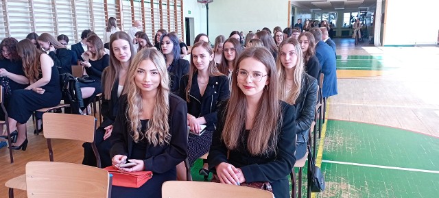 Uroczystość pożegnania absolwentów Liceum Ogólnokształcącym imienia Mikołaja Reja w Jędrzejowie. Edukację w szkole zakończyło 97 osób. Zobacz więcej na kolejnych slajdach.