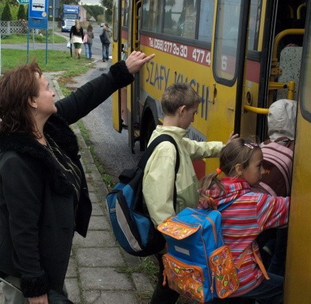 Droga w Miodnicy należy do niebezpiecznych miejsc. Dlatego dzieci ze szkoły trzeba odprowadzać na przystanek. Na zdjęciu dzieciaków pilnuje nauczycielka Marianna Kalicińska.