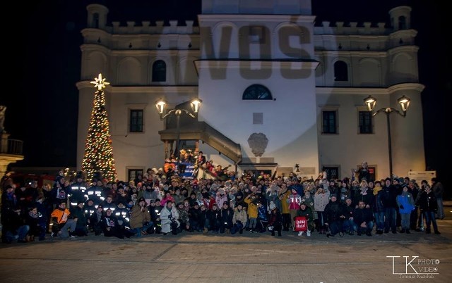 Mieszkańcy Szydłowca tłumnie przyszli na Rynek Wielki, aby przekazać symboliczne wsparcie dla Jurka Owsiaka.