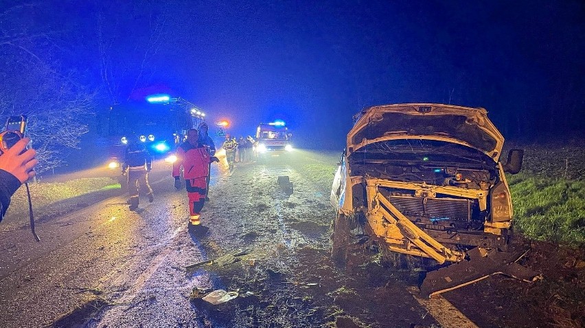Poważny wypadek pod Wrocławiem. Bus, przewożący pasażerów, wjechał do rowu. Są ranni [ZDJĘCIA]
