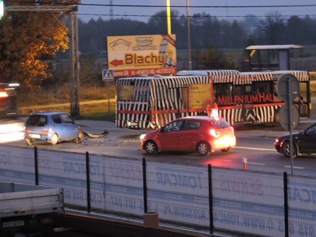 - Kierujący autobusem wyjeżdżał na główną drogę w kierunku Rzeszowa i najprawdopodobniej nie ustąpił pierwszeństwa nadjeżdżającemu seicento, które jechało w stronę Głogowa - relacjonuje Bartosz Wilk z Zespołu Prasowego KWP w Rzeszowie.Do szpitala przewieziony został kierowca fiata. Pasażerom autobusu nic się nie stało.