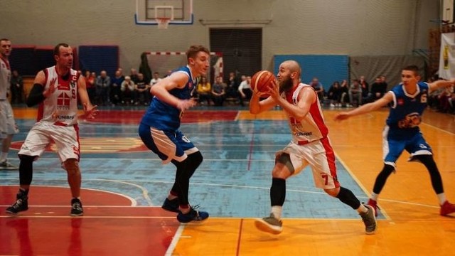Bartłomiej Wróblewski (z piłką) był wiodącą postacią Tura Basket Bielsk Podlaski w meczu z PKK Pabianice