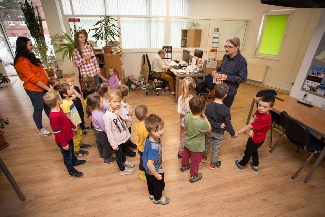 Przedszkolaki z Niepublicznego Przedszkola "Ziarno" w Słupsku z wizytą w redakcji "Głosu Pomorza"