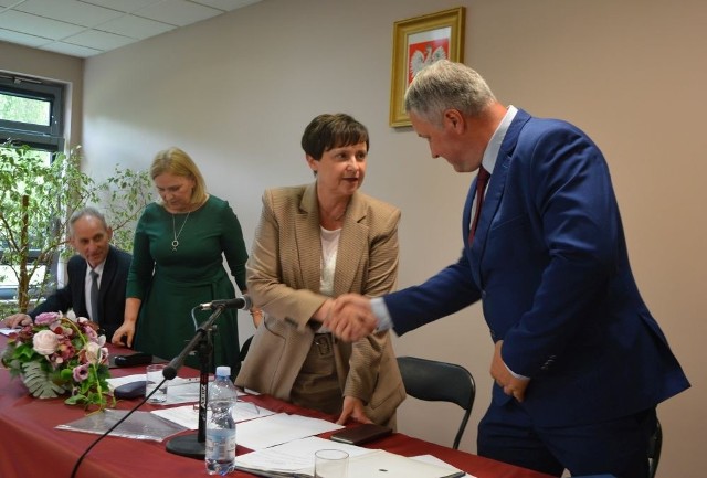Podczas pierwszej sesji suchedniowskiej rady na przewodniczącą wybrano Lidię Frątczak (w środku), jej zastępcami zostali Anna Salwa i Marcin Pałac.