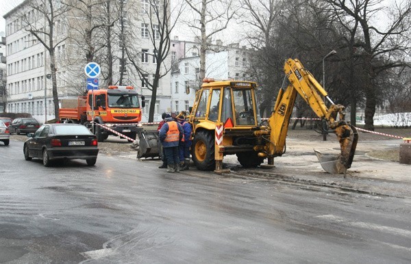 Awaria wodociągów! Woda na Sienkiewicza i Demokratycznej . Zamkną ulice? [zdjęcia]