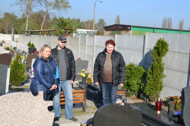 Katarzyna Duchnowska, Zbigniew Duchnowski i Małgorzata Serdak rozkładają bezradnie ręce. Pomimo obietnic i zapewnień właścicela firmy Allcar, musieli we własnym zakresie pokryć koszty odbudowy zniszczonych nagrobków.