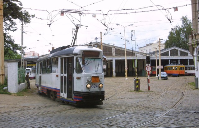 Zajezdnię na Niemierzynie zbudowano w 1907 roku. Była kilkakrotnie przebudowana. Dla komunikacji w polskim Szczecinie zajezdnia Niemierzyn odegrała historyczną rolę - to z niej wyjechały pierwsze w mieście tramwaje po II wojnie. Przed zamknięciem obsługiwała głównie linie nr 3, 4, 11 i 12.