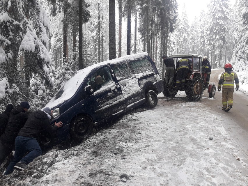 Podhale. Trudne warunki na drogach. Auto wypadło z drogi [ZDJĘCIA]