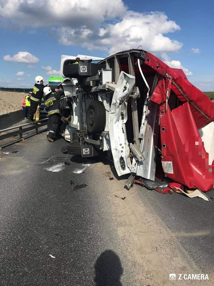 Samochód ciężarowy najechał na tył busa, który przewrócił...