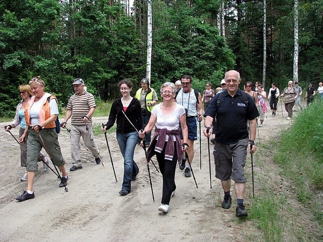 W ostatnią niedzielę wielbiciele nordic walking otworzyli nowy szlak przy szkółce leśnej Przejazd w Puszczy Kozienickiej. 