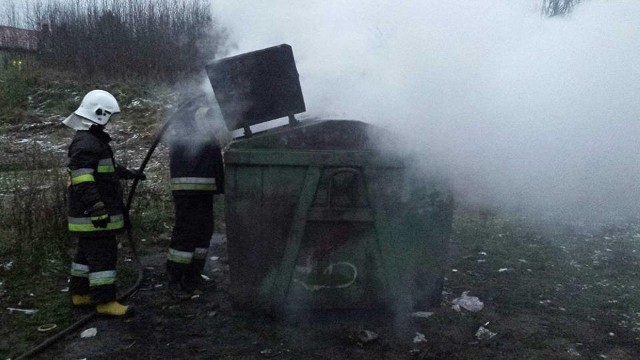 Strażacy od rana gasili płonące śmietniki. - Sezon "płonących śmietników" uważamy za otwarty - mówią. Śmieci zapaliły się w kontenerze na ulicy Szpitalnej w Szczuczynie. 