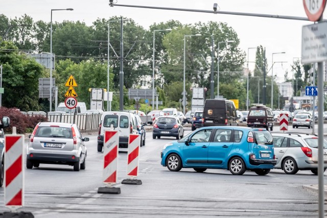 Ruch kołowy na rondzie Śródka zostanie przywrócony wcześniej niż było to planowane. Kierowcy już 20 lipca będą mogli przejechać przez rondo bez utrudnień.Przejdź do kolejnego zdjęcia --->