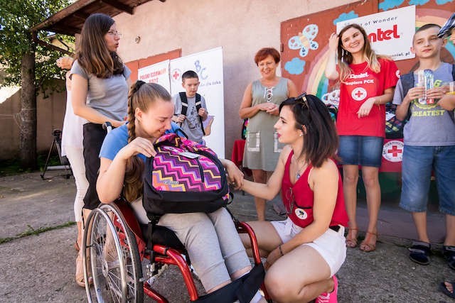 W piątek w siedzibie oddziału PCK w Bydgoszczy plecaki z wyposażeniem trafiły do uczniów klas II i III oraz młodzieży niepełnosprawnej