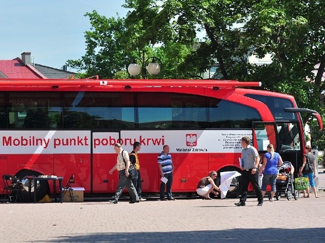 W piątek na Placu Bartosza Głowackiego w Tarnobrzegu przez trzy godziny honorowi dawcy mogli oddać krew w specjalnym autobusie.