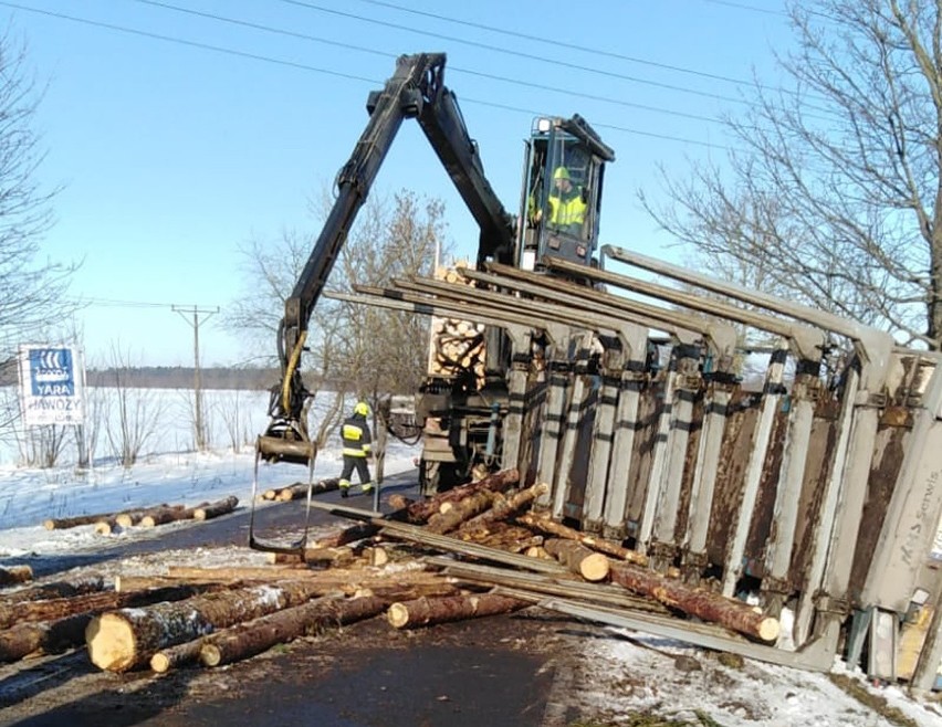 Wypadek koło Świdwina z udziałem ciężarówki wiozącej drewno