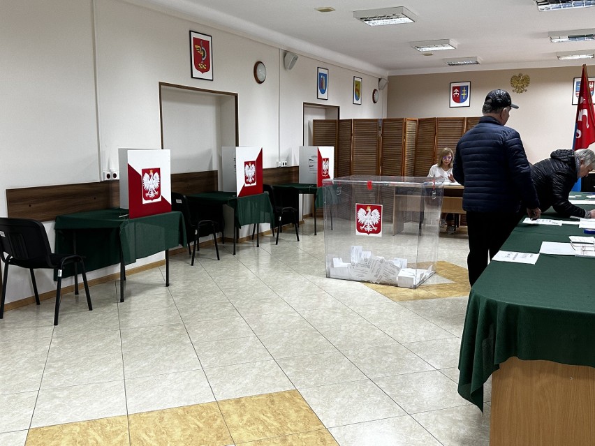 Trwa druga tura wyborów samorządowych 2024 w Skarżysku-Kamiennej, stolicy powiatu skarżyskiego. Zobacz jak przebiega głosowanie