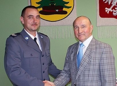 Nowy szef Posterunku Policji w Lelisie z wójtem gminy &#8211; Stanisławem Subdą