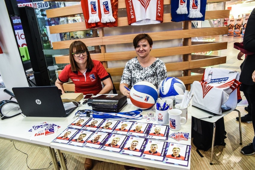  Spotkanie siatkarzy łuczniczki i Skry Bełchatów z kibicami w Galerii Pomorskiej