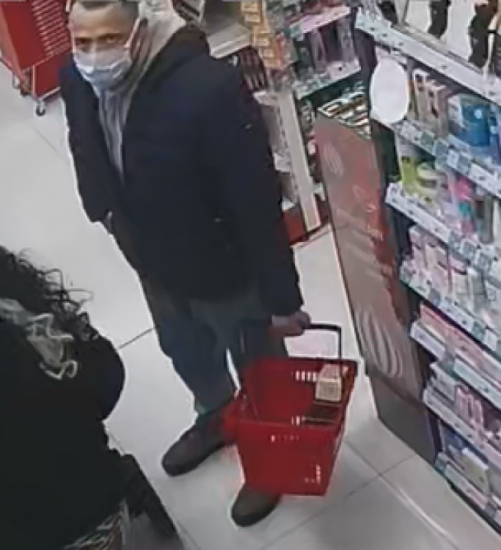 Gdynia. Kobieta i mężczyźni poszukiwani w związku z kradzieżami. Policja ujawniła wizerunki podejrzewanych 