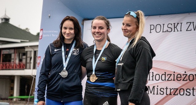 Na zdjęciu w środku Amelia Braun, dwukrotnie złota i srebrna medalistka MMP w kanadyjkach