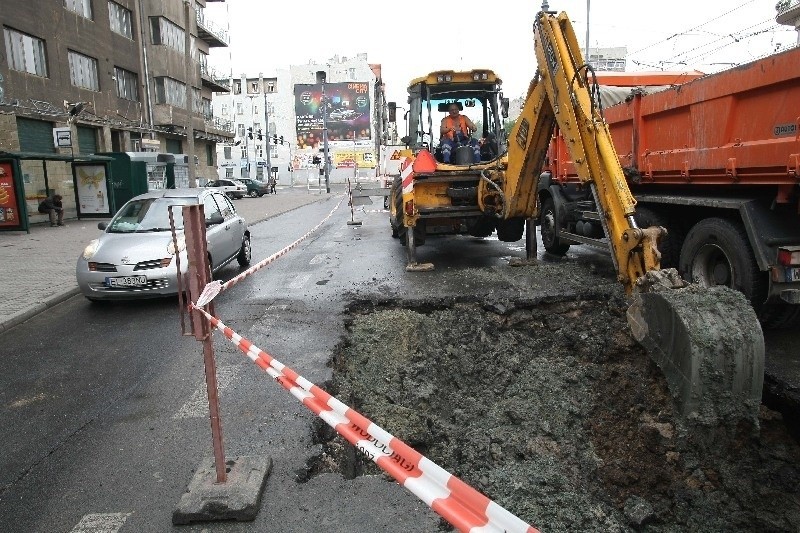 Awaria na al. Kościuszki! Drugi dzień i wciąż naprawiają [zdjęcia]