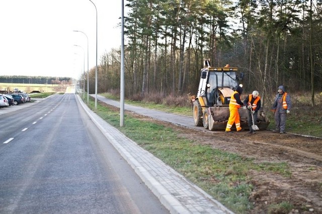 Ścieżka rowerowa rozbierana jest m.in. przy ul. Karpińskiego. Roboty potrwają jeszcze ponad tydzień. 