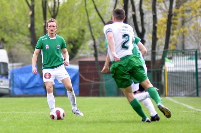 Marcin Grunt (z lewej) strzelec gola dla Radomiaka w meczu z Sokołem.