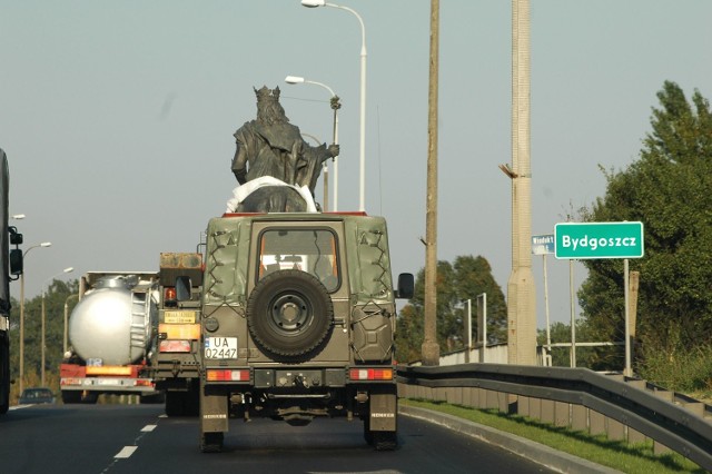 Pomnik Kazimierza Wielkiego został odsłonięty 26 października 2006 roku. Monument został odsłonięty przez prezydenta miasta Konstantego Dombrowicza i Felicję Gwincińską przy hymnie polskim odśpiewanym przez chór Uniwersytetu Kazimierza Wielkiego oraz pokazie fajerwerków. Figura autorstwa Mariusza Białeckiego  wykonana została z  brązu,  stoi na granitowym cokole o wadze 20 ton, sama rzeźba waży 3 tony,  została przewieziona z pracowni odlewniczej do Bydgoszczy przy pomocy wojska. Pomnik jest hołdem oddanym królowi, który symbolizuje wielkość i pomyślność Polski, a dla Bydgoszczy zasłużył się poprzez wydanie aktu lokacyjnego.