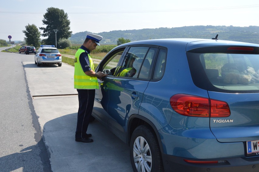 Wielka Wieś. Nietypowy patrol drogówki. Policjantom towarzyszył ksiądz [ZDJĘCIA]