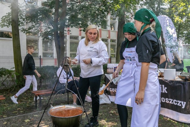 Tegorocznym zwycięzcą organizowanego przez ZSG-H w Bydgoszczy konkursu "Smaki zup i potraw kuchni regionalnej, polskiej i różnych narodów, gotowanych w żeliwnych kociołkach" zostały Zofia Bień i Michalina Nowakowska z Zespołu Szkół Technicznych w Żninie.