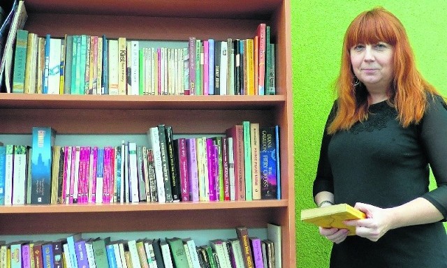 Monika Pogodzińska przy stoisku z książkami w starostwie.
