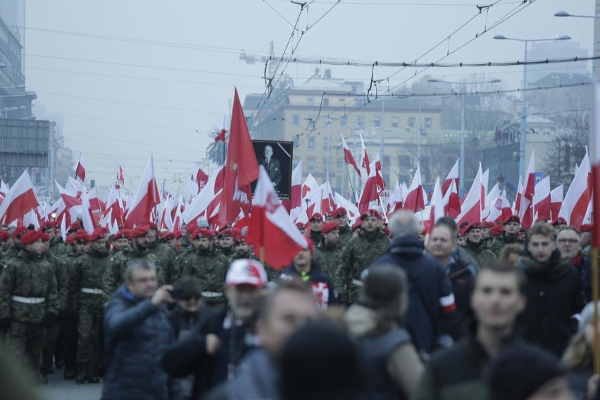 Warszawa: Święto Niepodległości 11 listopada 2019. Utrudnienia w ruchu 11.11, zamknięte ulice, zmiany w komunikacji miejskiej