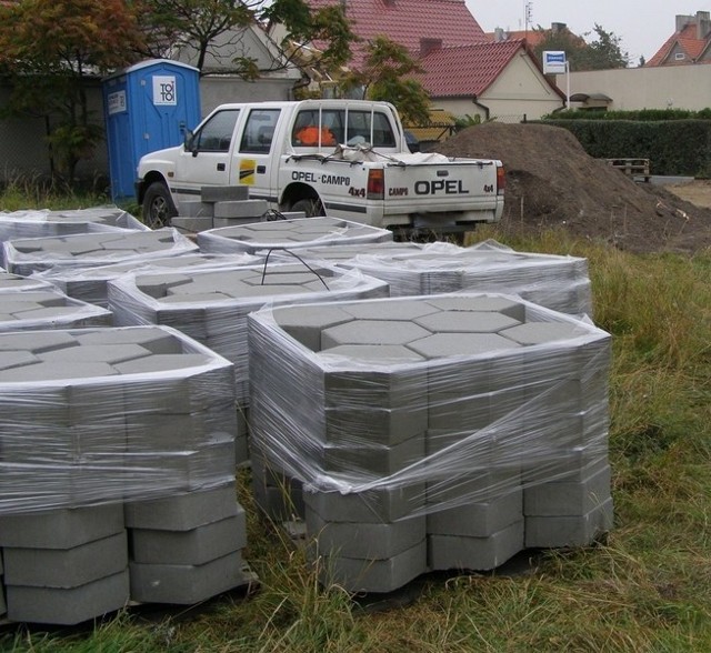 W tej ziemi ciągle znajdują się ludzkie szczątki, a niedawno postawiono na nich materiały budowlane i toaletę.