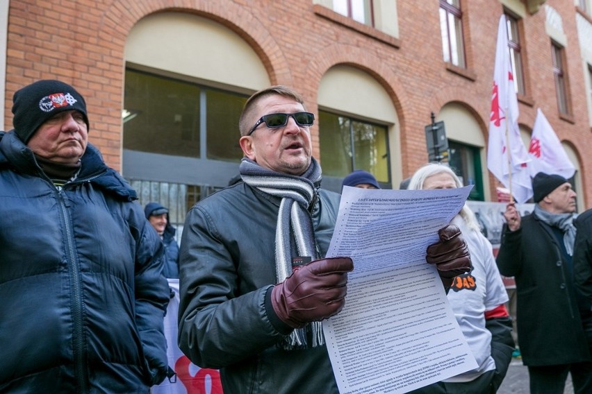 Manifestacja środowisk mundurowych w Krakowie [ZDJĘCIA, WIDEO]