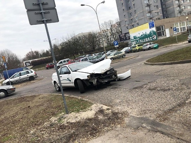 Do zderzenia dwóch samochodów osobowych doszło we wtorek, 26 lutego, około godz. 13.00, na ul. Wojska Polskiego na wysokości skrętu w ul. Krętą na pasach w kierunku ronda PCK. Najprawdopodobniej nikomu nic się nie stało. Jeden pas ruchu jest zablokowany.Pijany kierowca potrącił w Zwierzynie cztery osoby. Byliśmy na miejscu. WIDEO: