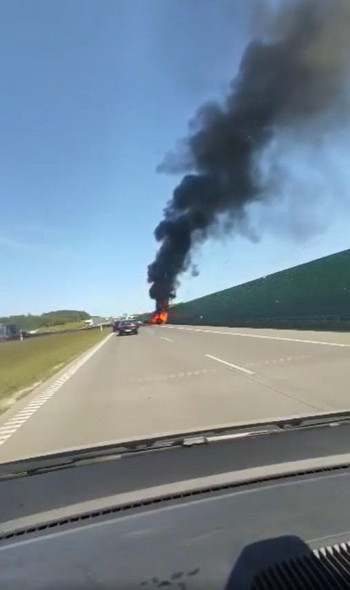 Porsche Cayenne pali się na autostradzie A1 w okolicach Mykanowa